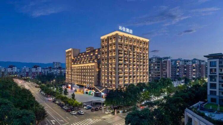 酒店推⾏“24小时退房”机制,亮点在于打破惯例