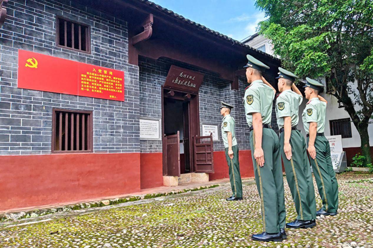 在叶家祠举起右拳