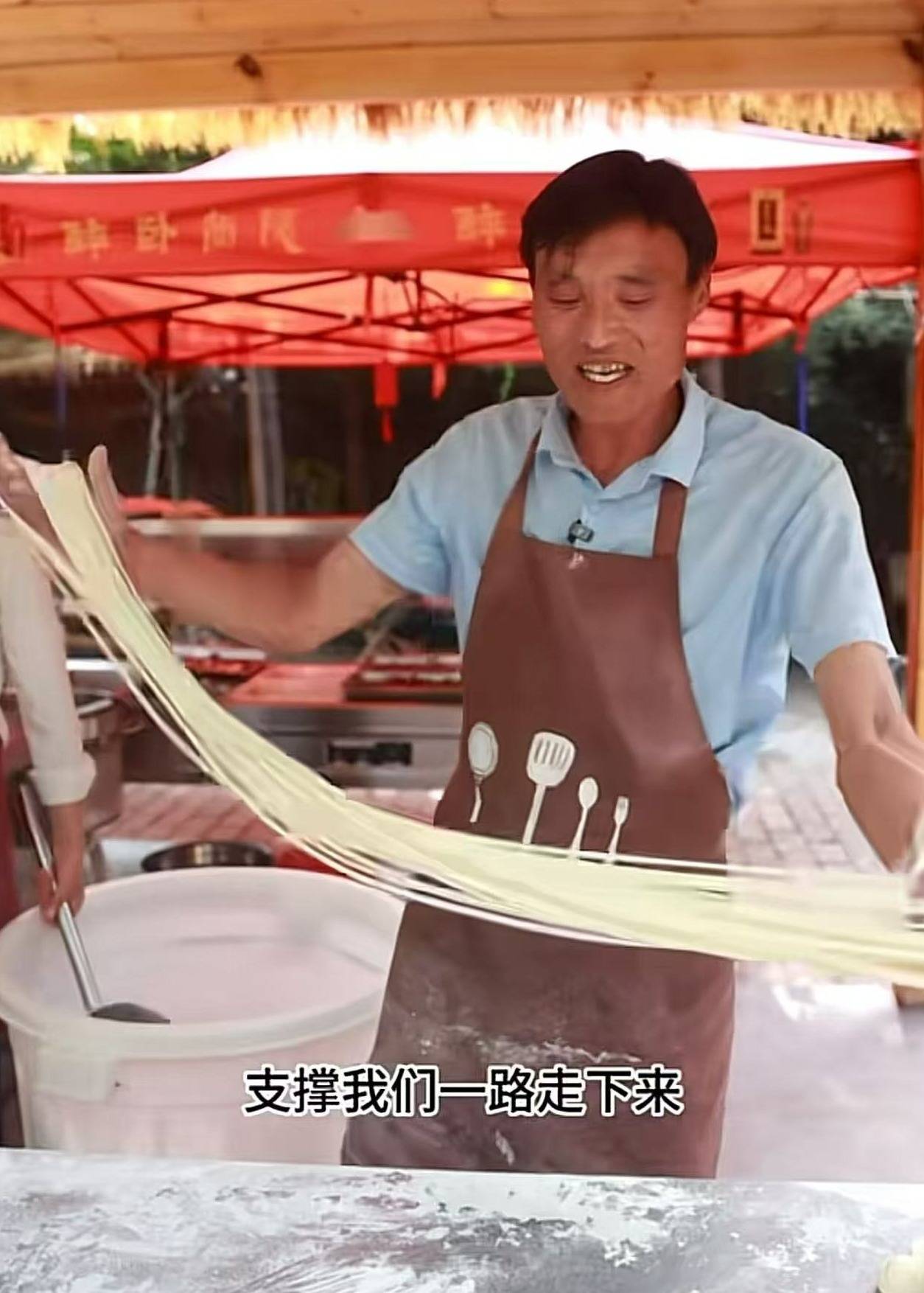 “拉面哥”景区开新店,素面依旧3元一碗,回应:一天卖五六百碗,不能因为出名涨价