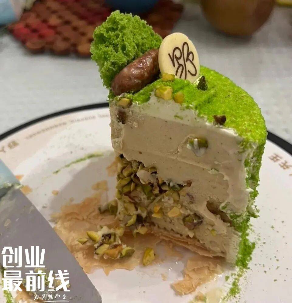 被新茶饮围攻的野人先生,用蛋糕冰淇淋“救火”