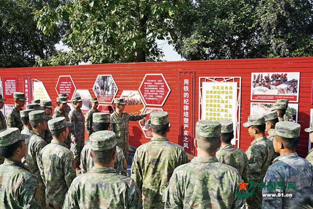 两面荣誉旗帜的背后，有怎样的动人故事？