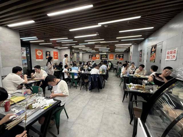 晚上七八点爽吃到凌晨！斜土路上这家烧烤配冰啤，才是夏天真正的“续命局”！