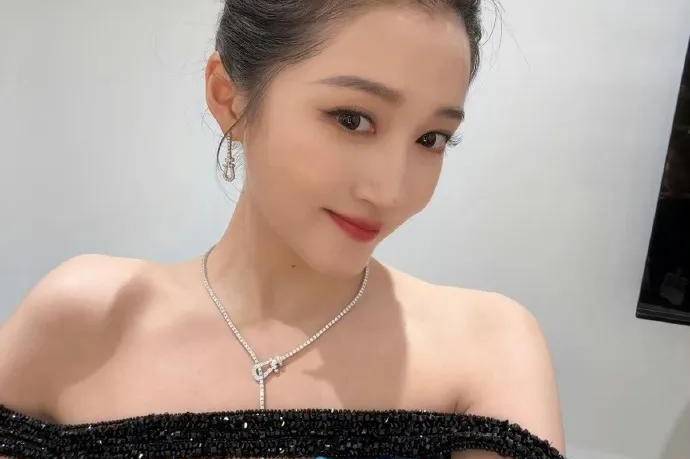 关晓彤白玉兰奖美图太惊艳!她曼妙身材太性感撩人
