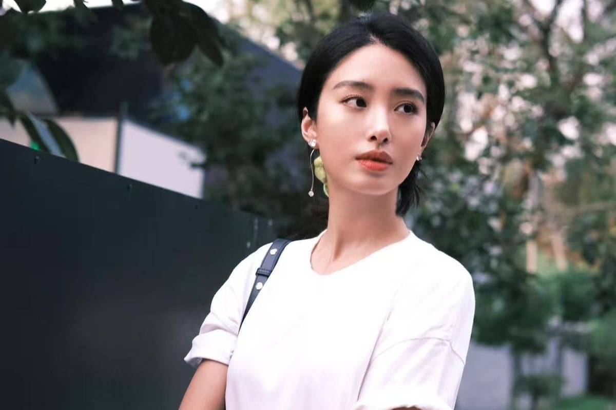 杨采钰的私服穿搭才叫简约,白T配香槟长裙,照着穿也高级显气质