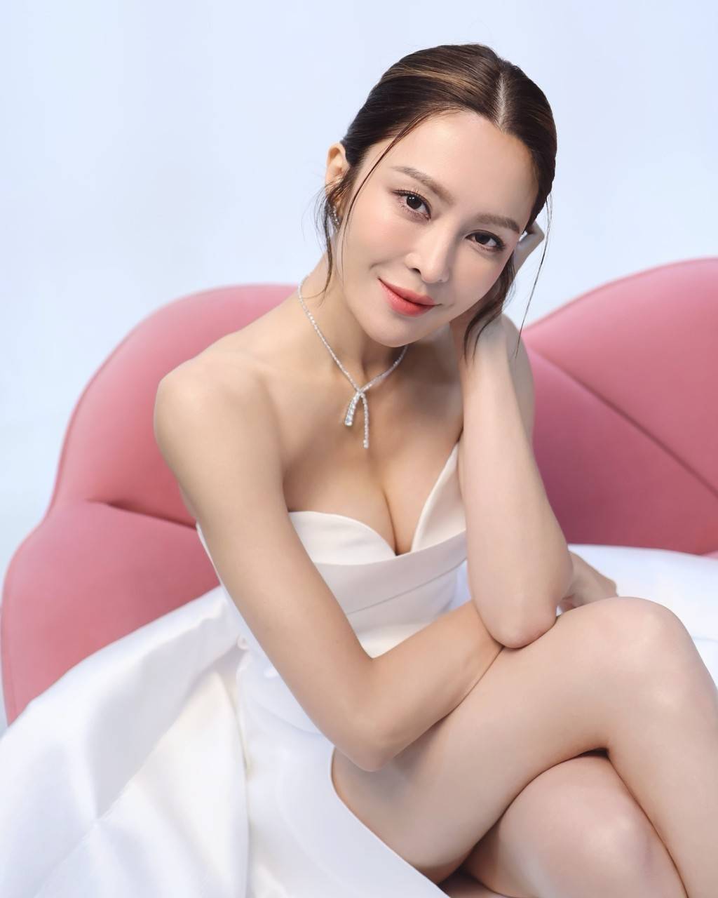 TVB女星戏假情真惊爆恋情?晒宠物误泄秘疑同居,二人暧昧互动有迹可循