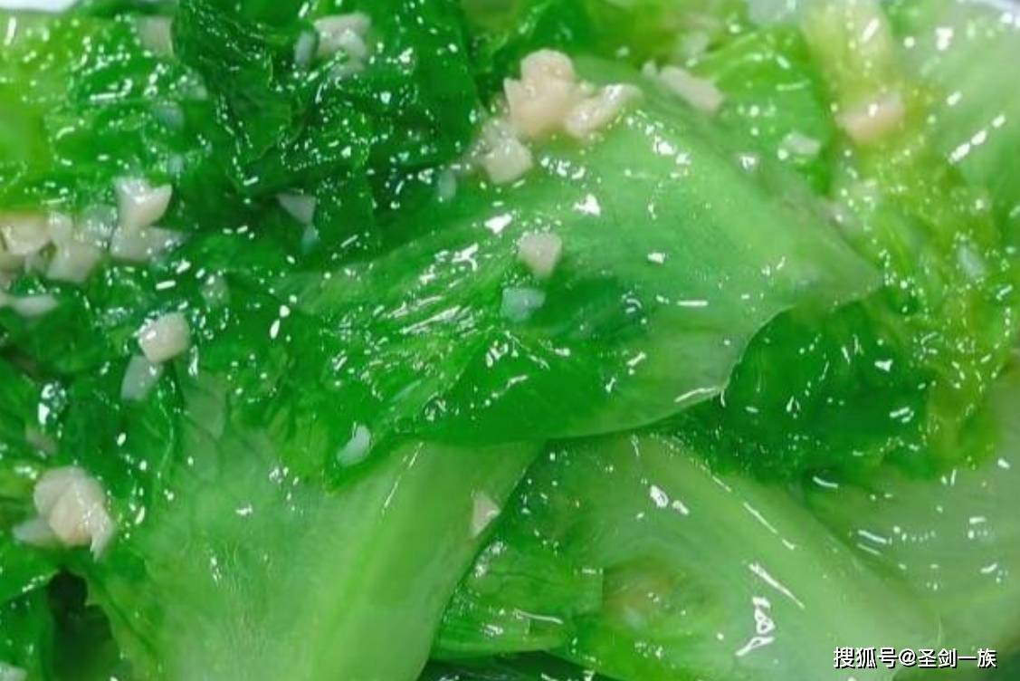 女人不要太节俭，8种“碱性零食”要多吃，养颜补雌，40像30