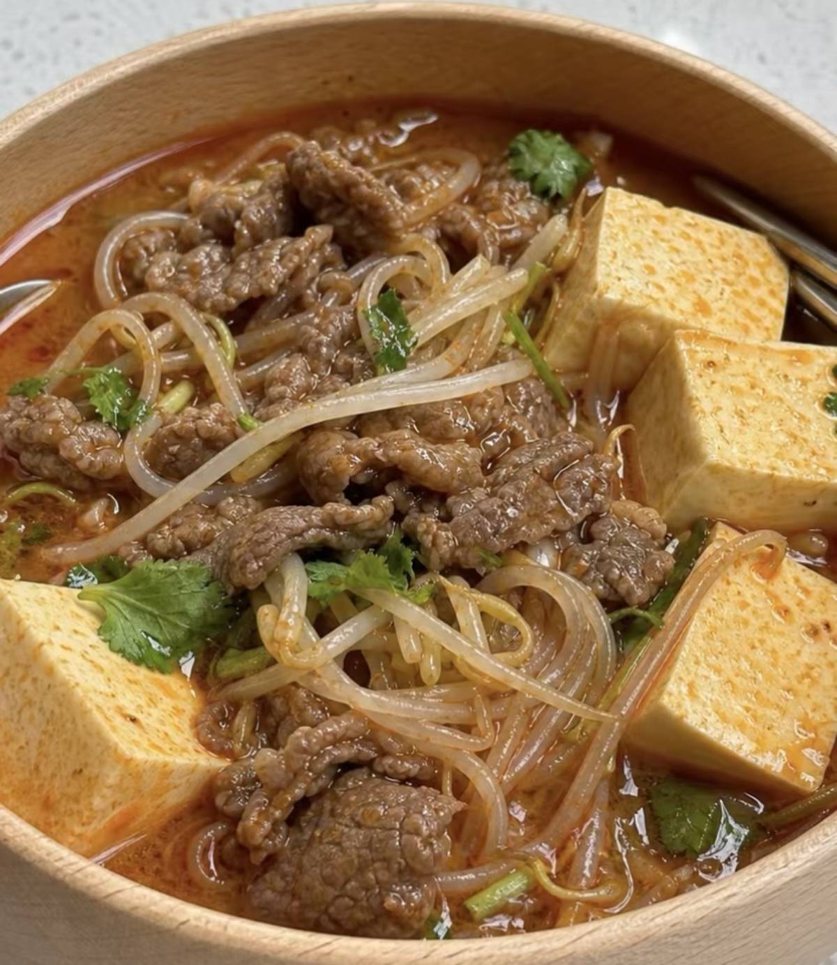 一碗热汤的治愈力:家常麻辣豆芽豆腐牛肉汤的烟火哲学