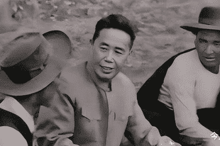 邓小平审阅军史影片，发现有一老部下的身影，当即指示：看了不舒服，去掉他