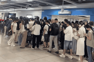 逢包必检逢人必查,深圳地铁安检调整引争议:有人站外淋雨排队、有人争执报警