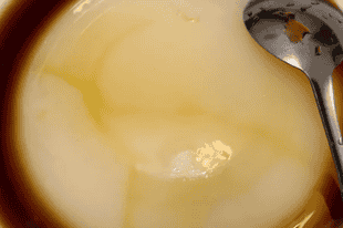 绵密米糕浸润红糖浆，一口冰爽清甜直击味蕾