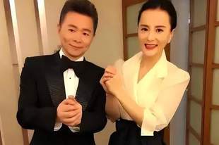 王宏伟娶小13岁钢琴家为妻，结婚整整十七年，他已显老态妻子仍貌美如花