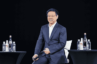 酒是男人的Labubu！57岁白酒教父，把自己卷成顶流｜消费锐见