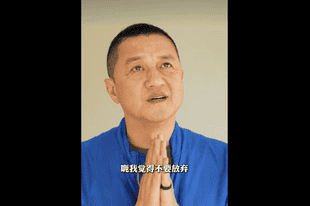 李亚鹏落泪回赠“地铁吐血女孩”2个99999元：一份给她，一份给她的病友之家