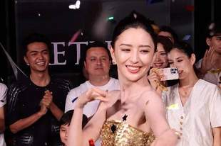 43岁佟丽娅晒生日照，从金色女神到优雅黑天鹅，状态绝佳