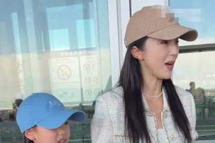 董璇带女儿现身机场 喊话粉丝不要给酒窝买礼物