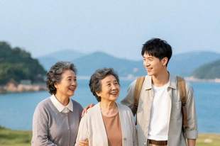 儿子带亲家旅游八年不带我，我转身接走亲家父母同游，他回家懵了