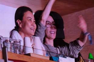 王菲现身那英演唱会 对着好友挥手比赞心情大好