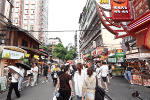 夏日“光盘”风气盛,烟火气中见文明