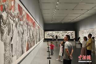 四川成都：“走出巴颜喀拉——李伯安艺术展”吸引参观者