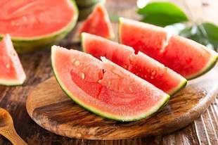 隔夜西瓜一口8400个细菌？隔夜食物到底能不能吃？真相是……