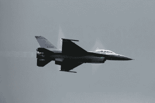演习首日发生意外事故：台空军一架F-16战机降落时偏离并冲出跑道