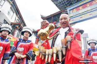 云南禄劝火把节精彩纷呈 吸引游客共享同乐