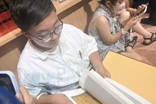 第一次独自逛书展 去年抄《敦煌学大辞典》的“小孩哥”长大了