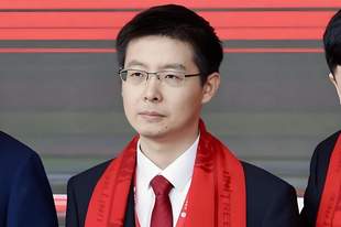 宇树上市，王兴兴为啥没有一张照片是笑的？