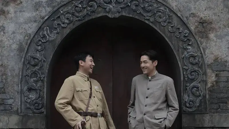 《抓特务》：四十年“猫鼠游戏”，玩到最后尽是荒诞