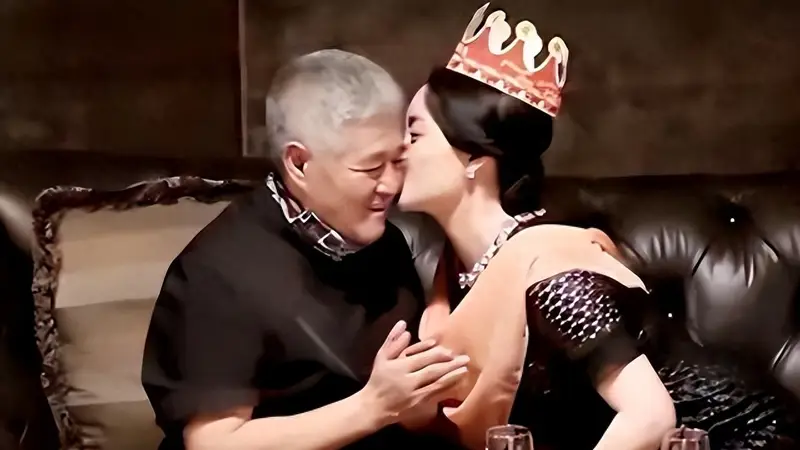 演员关婷娜：被赵本山捧红后，绯闻不断，43岁单身成为父母心病