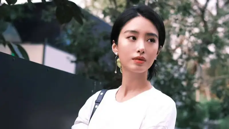 杨采钰的私服穿搭才叫简约，白T配香槟长裙，照着穿也高级显气质