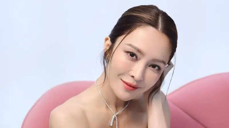 TVB女星戏假情真惊爆恋情?晒宠物误泄秘疑同居,二人暧昧互动有迹可循