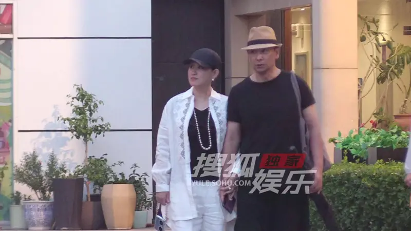 赵文卓张丹露雨天外出按摩 全程贴心护妻恩爱牵手