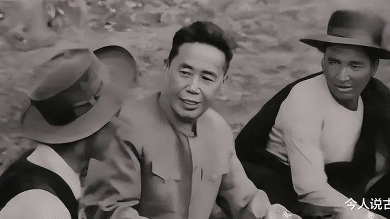 邓小平审阅军史影片，发现有一老部下的身影，当即指示：看了不舒服，去掉他