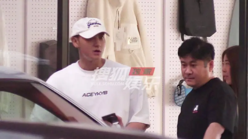 黄子韬徐艺洋下班后分头行动 默契沟通放松自在