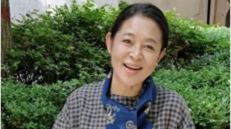 67岁“倪萍”瘦身后大变样!穿格纹连衣裙+丝巾,美得像换了个人