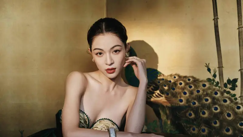 33岁钟楚曦晒复古写真美照,港式复古与现代时尚碰撞,网友赞