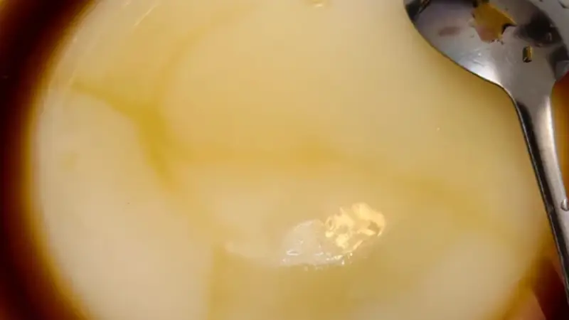 绵密米糕浸润红糖浆,一口冰爽清甜直击味蕾