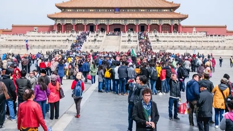 大量欧洲游客涌入中国，打着旅游＂幌子＂，实则另有目的