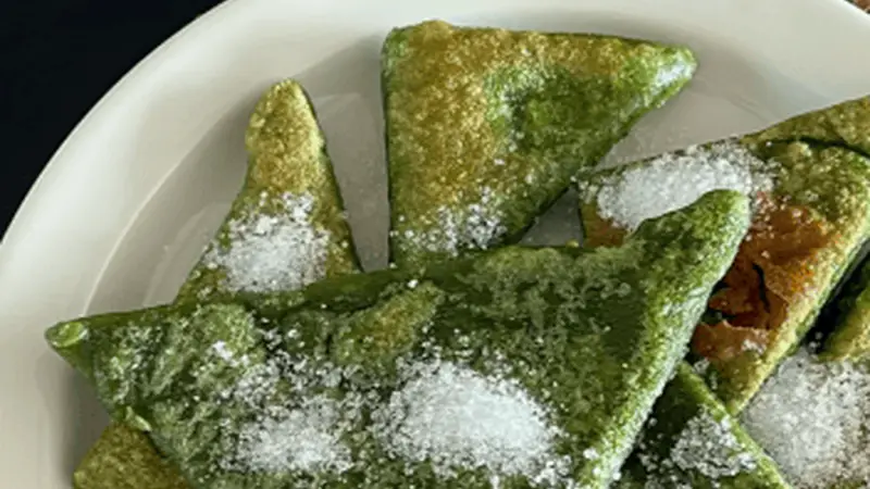 手工艾草麻糍小火煎制，外皮软糯内馅香甜