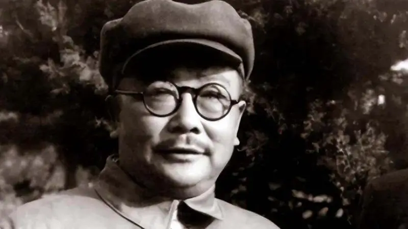 1937年，李克农散步时老农突然朝他扔个纸团，他打开一看脸色大变