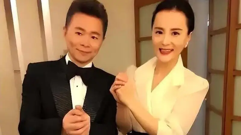王宏伟娶小13岁钢琴家为妻,结婚整整十七年,他已显老态妻子仍貌美如花
