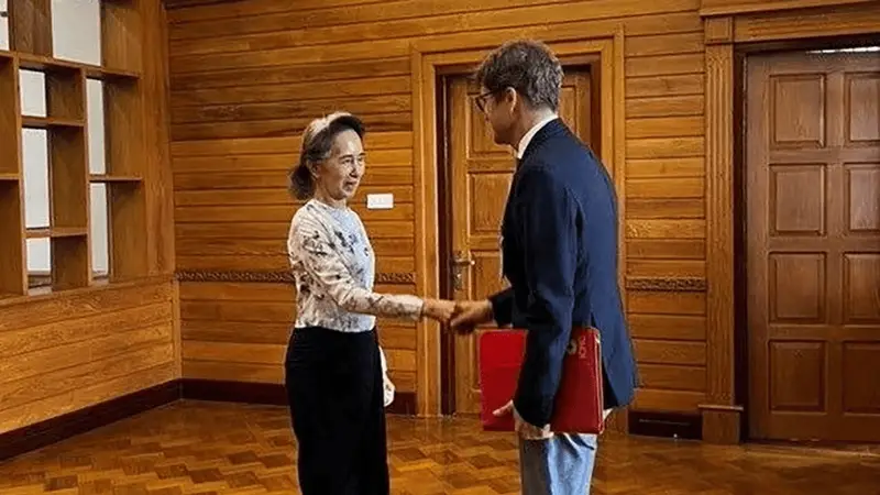 昂山素季被拘禁后首次公开露面 会见红十字会代表