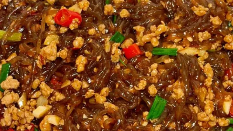 菜名诙谐滋味醇厚，红薯粉条裹肉香镌刻川渝家常