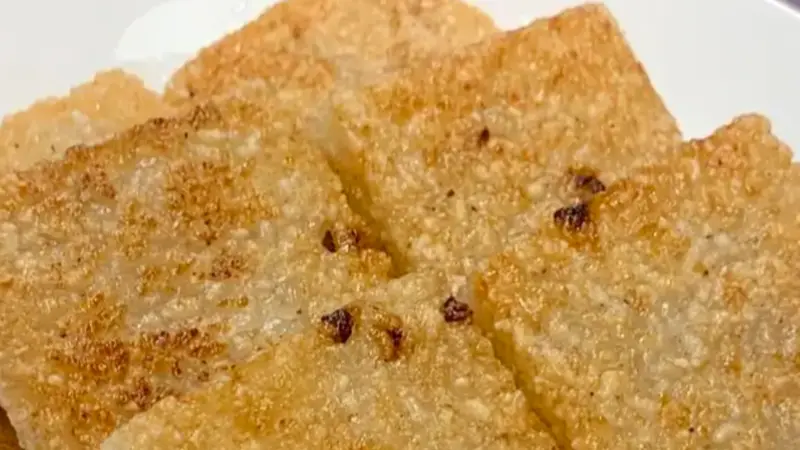 甜咸两味皆出彩，一口糍粑中和火锅麻辣的冲击力