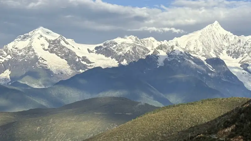 最后一面?梅里雪山脚下那座陡坡县城,可能真的要搬了