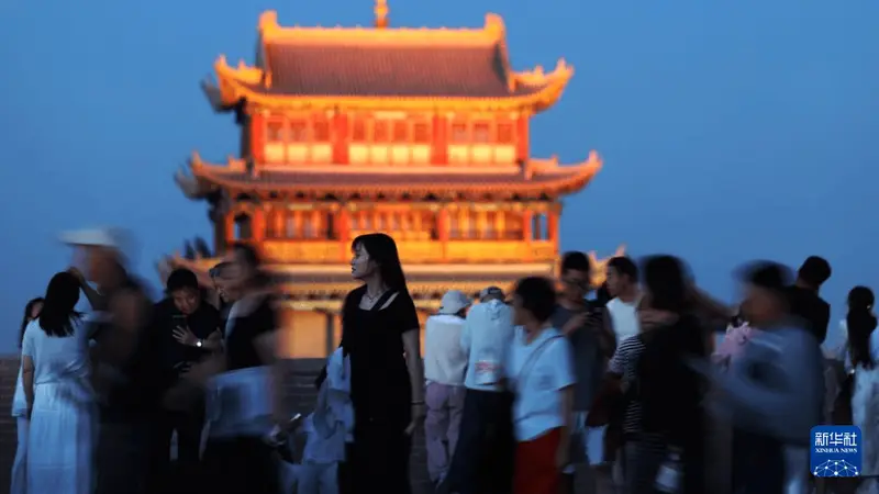 沉浸式夜游“点亮”嘉峪关关城文旅