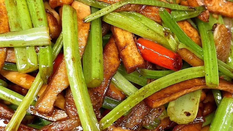 芹菜炒香干：这道家常小炒，炒对了比肉还香！