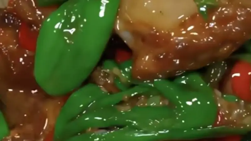 青椒烧排骨:厨房里的烟火滋味