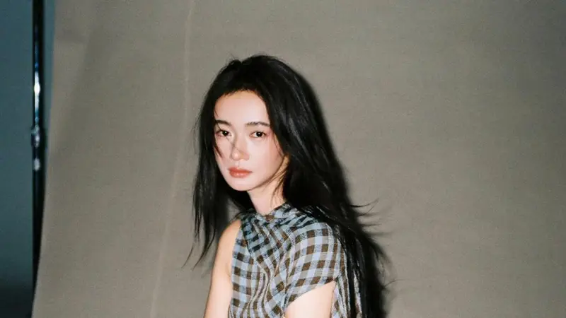 吴谨言穿格纹无袖上衣拍胶片写真 复古冷感随性洒脱